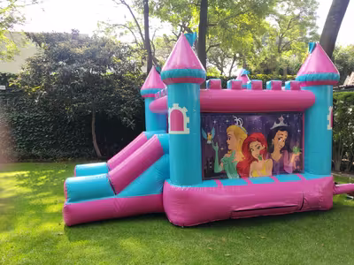Evento infantil con inflable instalado en jardín en CDMX