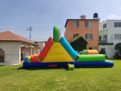 Evento infantil con inflable instalado en jardín en CDMX