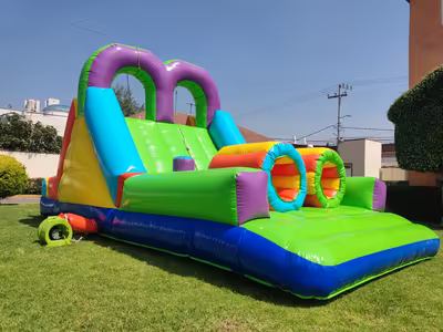 Evento infantil con inflable instalado en jardín en CDMX