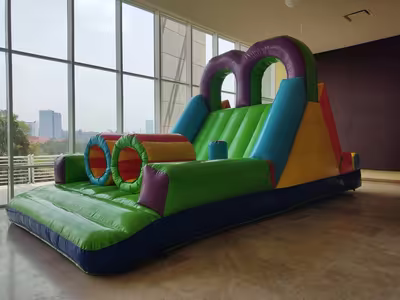 Evento infantil con inflable instalado en jardín en CDMX