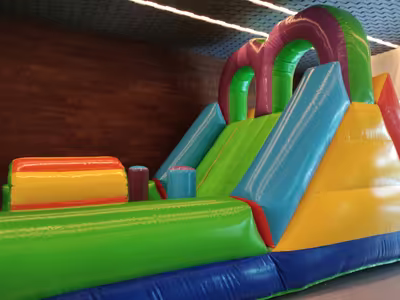 Evento infantil con inflable instalado en jardín en CDMX