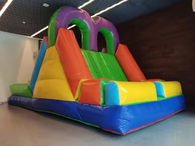 Evento infantil con inflable instalado en jardín en CDMX