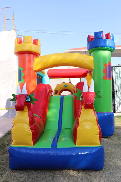 Fiesta infantil con inflable montado por DENFLAB en CDMX