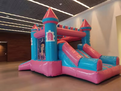 Fiesta infantil con inflable montado por DENFLAB en CDMX