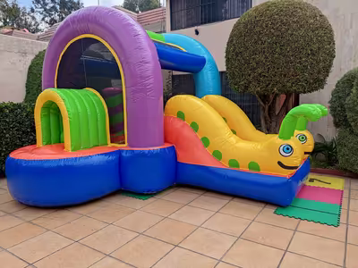 Fiesta infantil con inflable montado por DENFLAB en CDMX