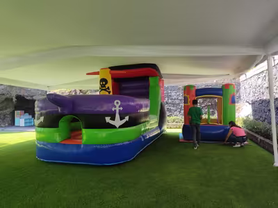 Fiesta infantil con inflable montado por DENFLAB en CDMX