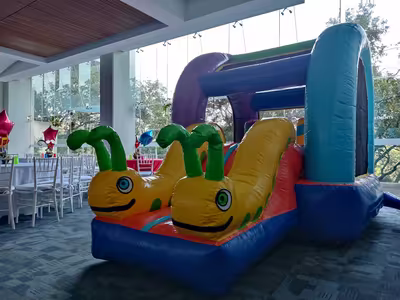 Fiesta infantil con inflable montado por DENFLAB en CDMX