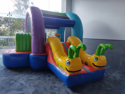Fiesta infantil con inflable montado por DENFLAB en CDMX