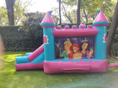 Fiesta infantil con inflable montado por DENFLAB en CDMX