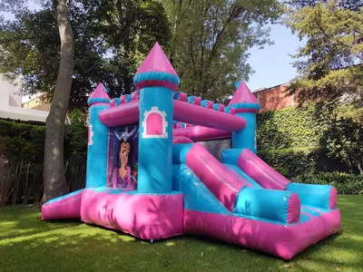 Fiesta infantil con inflable montado por DENFLAB en CDMX