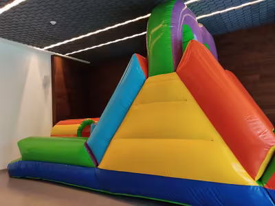 Fiesta infantil con inflable montado por DENFLAB en CDMX