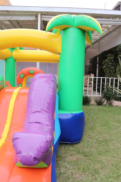 Fiesta en jardín con inflable para niños en CDMX