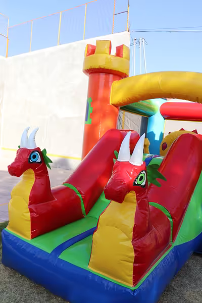 Fiesta en jardín con inflable para niños en CDMX