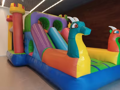 Fiesta en jardín con inflable para niños en CDMX
