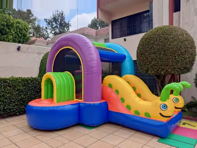 Fiesta en jardín con inflable para niños en CDMX