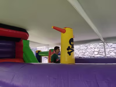 Fiesta en jardín con inflable para niños en CDMX