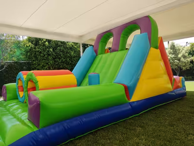 Fiesta en jardín con inflable para niños en CDMX