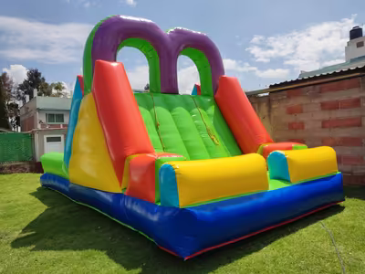Fiesta en jardín con inflable para niños en CDMX