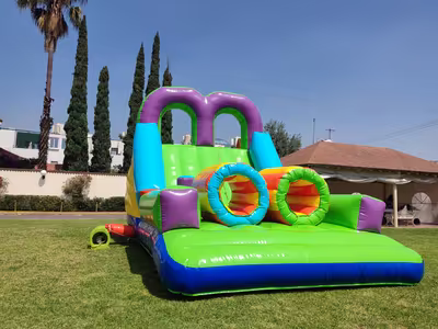 Fiesta en jardín con inflable para niños en CDMX