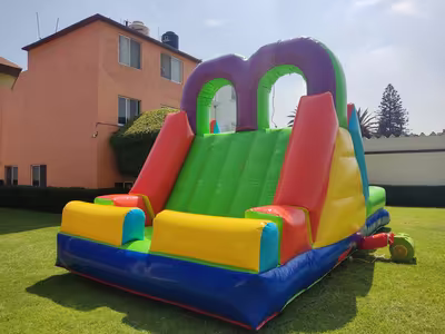 Fiesta en jardín con inflable para niños en CDMX