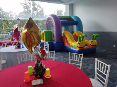 Evento real con inflables rentados en CDMX